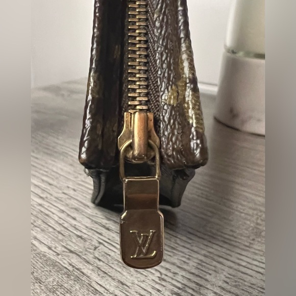 Louis Vuitton Monogram Poche Toilette 15 Cosmetic Pouch - Picture 9 of 13